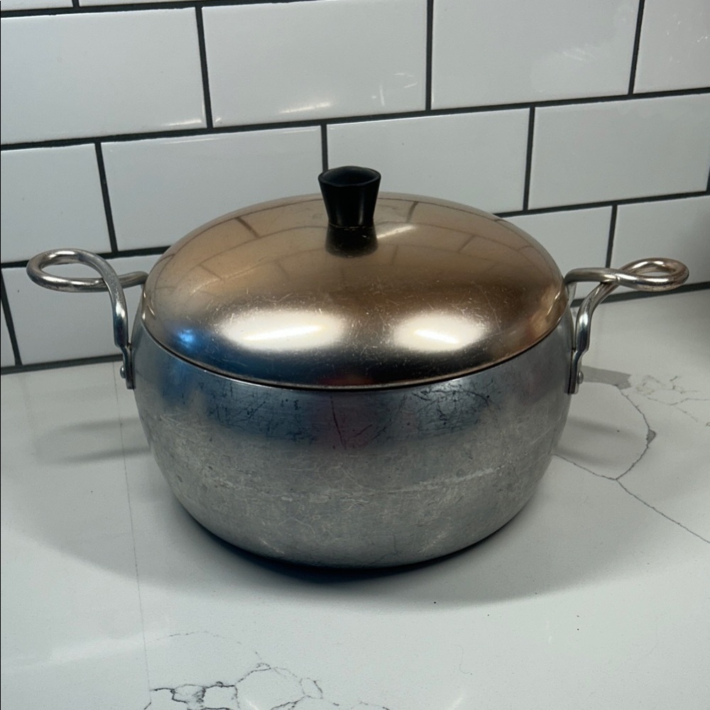 1950 Vintage HALLITE 5.5 Quart pot with copper finish lid